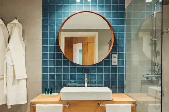 Modernes Badezimmer mit blauer Kachelwand